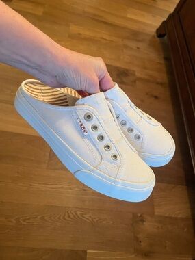 Taos Footwear White Slip-On Canvas Sneakers Mules Size 7